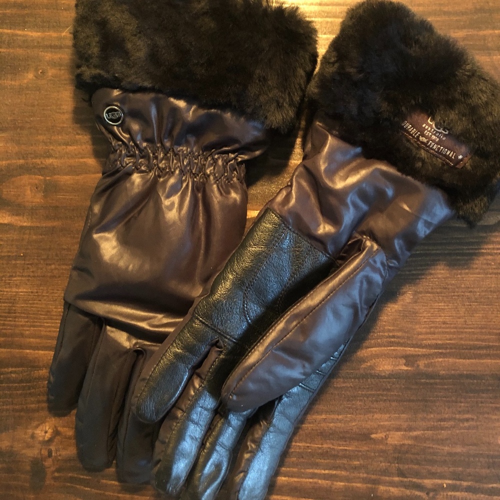 NWOT UGG Women's gloves, size small